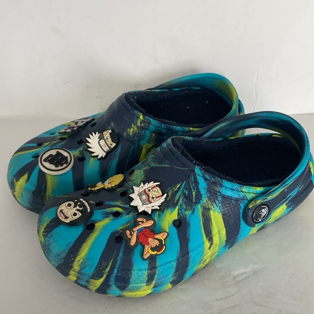 Crocs Classic Lined Marbled Clogs Blue Marbled with 7 Jibbitz™ charms.